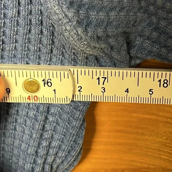 Free people one women’s cropped long, sleeved‎ shirt blue button V-neck 17 PTP - Picture 2 of 8